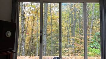 4 bedrooms, desk, iron/ironing board, travel cot