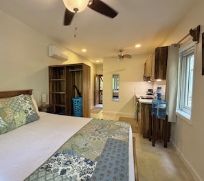 In-room safe, free WiFi, bed sheets - 3 min walk to beach, Pool & Private Dock-Free AC & Kayaks-Prime Location (West End)