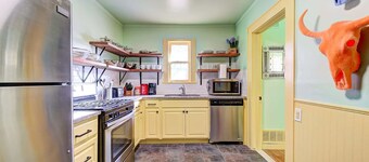 Canary Cottage-brighten your stay-central NW OKC