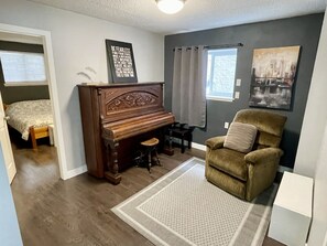 3 bedrooms, desk, iron/ironing board, travel cot - Sleeps 5 Clean & Cozy Hastings Sunrise Suite (Vancouver)