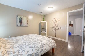 3 habitaciones, escritorio y tabla de planchar con plancha 