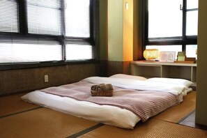 Soundproofing, rollaway beds, free WiFi, bed sheets - Jimu's Share Space (Tainan)