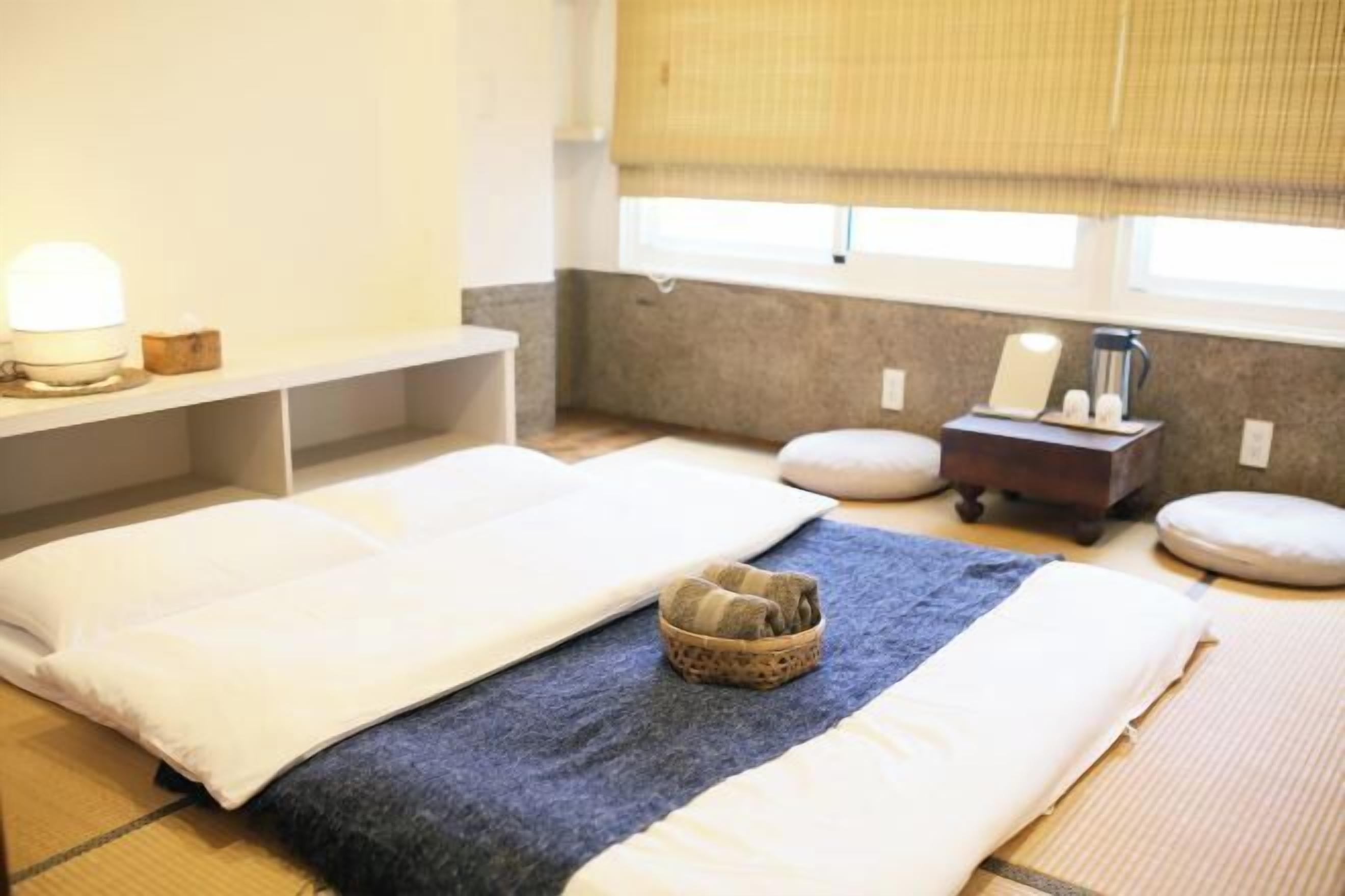 隔音、折叠床/加床（额外收费）、免费 WiFi、床单