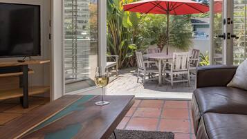 Smart TV, fireplace, books, stereo