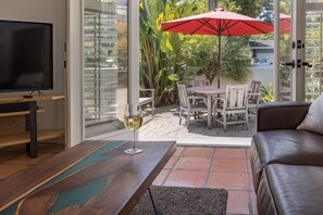 TV connectée, cheminée, livres, chaîne hi-fi