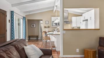 Smart TV, fireplace, books, stereo