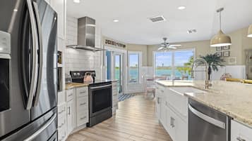 KĂŒhlschrank, Mikrowelle, Ofen, Herdplatte