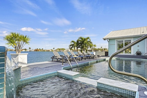 Pool, Spa, Sunsets, Kayaks, Bikes, Fishing gear