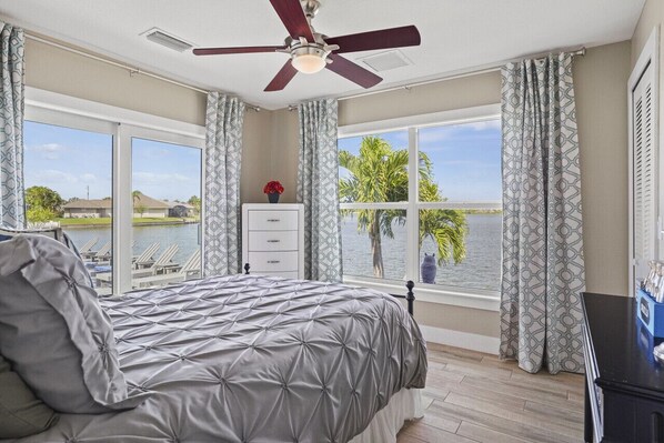 6 bedrooms, desk, iron/ironing board, free WiFi
