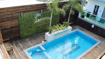 Quarto luxo, 2 camas de casal, acesso à piscina, de frente para o mar | Vista do quarto