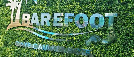 Habitación, 1 cama King size, vista al mar | Sala de estar | Smart TV de 32 pulgadas con canales digitales, televisión y Netflix