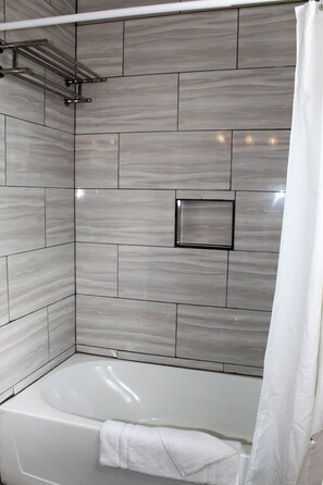 Habitación Deluxe, 2 camas matrimoniales, acceso a la alberca, frente al mar | Regadera en el baño
