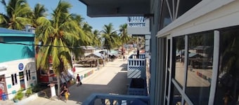 Barefoot Caye Caulker Hotel