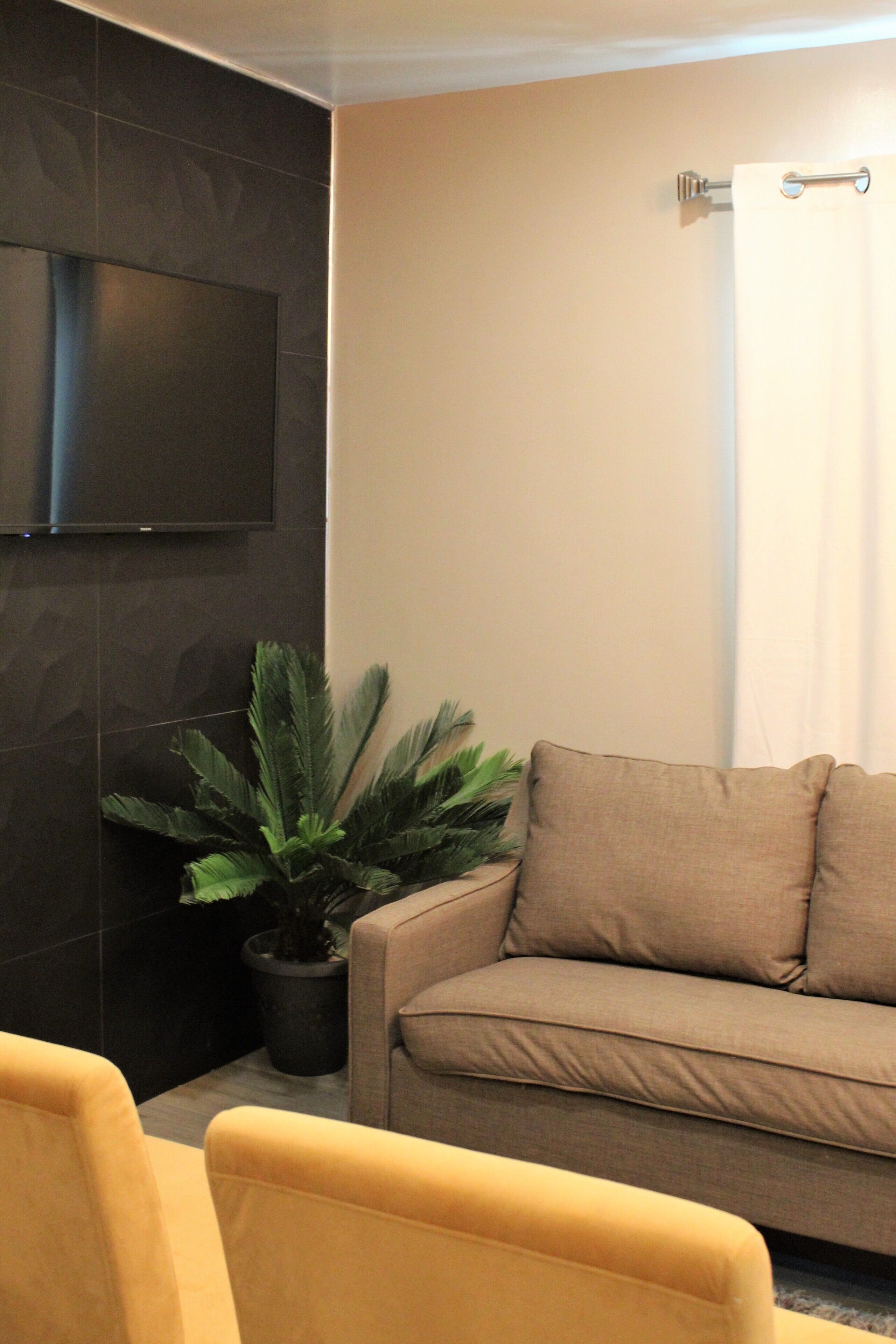 room 111 - st. george's caye  | living area | 32-inch smart tv with digital channels, tv, netflix