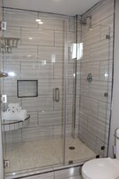Habitación estándar doble, 1 cama de matrimonio, terraza, vistas a la piscina | Ducha del cuarto de baño