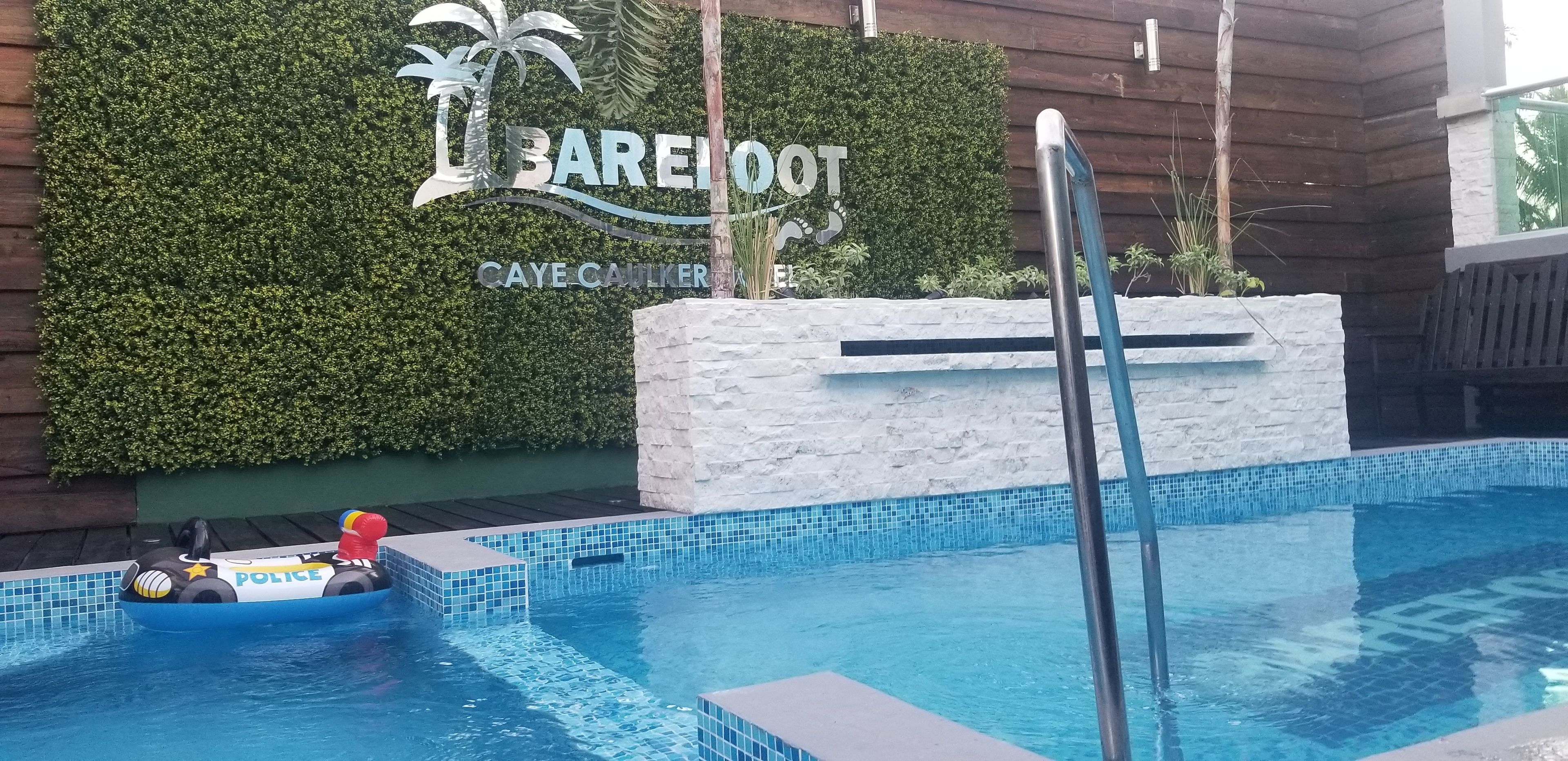 Una piscina al aire libre, sillones reclinables de piscina