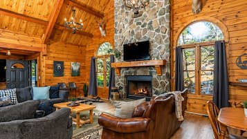 Älytelevisio, takka, pöytäjalkapallopöytä