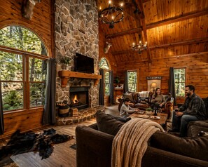 Smart TV, caminetto, tavolo da calcetto