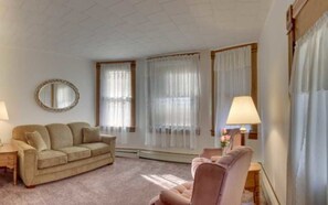 Family Cottage, Multiple Beds, Accessible, Non Smoking (Cottage) | Living area | TV - Hotel Nauvoo (Nauvoo)