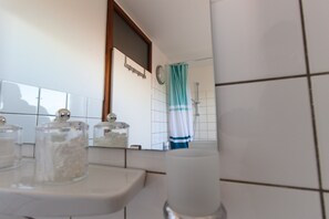 Bathtub, hair dryer, towels, soap - Fantastic sunrises over Bonn. Pure yet central recreation (Bonn)