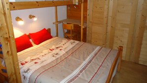 A bunk bed with a wooden frame, a small desk, and a chair. - 2-bedroom apartment near the slopes with terrace and garage in La Clusaz (La Clusaz)