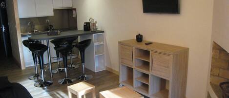 Fridge, oven, dishwasher, coffee/tea maker