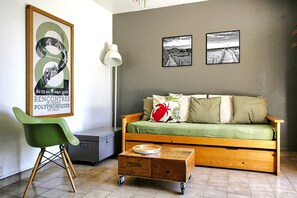 Télévision, table de tennis de table, livres