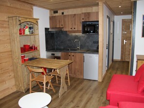 Interior - Renovated studio in resort center, sleeps 4, balcony (La Clusaz)