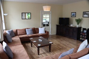 Smart TV, reproductor de DVD, libros y biblioteca musical 