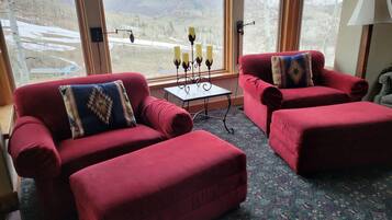 Tv, pejs, dvd-afspiller, bøger