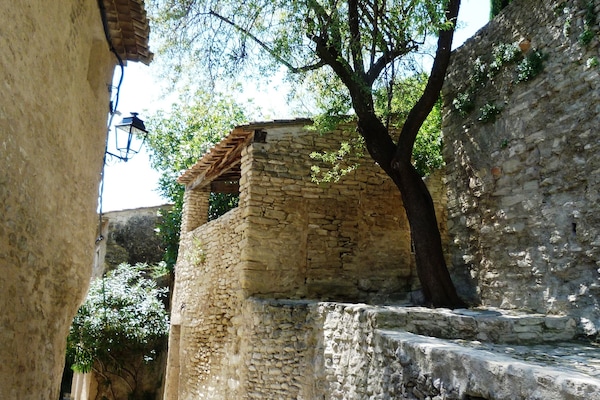 Le village de Saumane de Vaucluse à 50 mètres de la maison