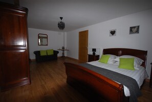 10 habitaciones, escritorio y tabla de planchar con plancha 