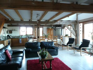 Smart TV, chimenea, reproductor de DVD y futbolito 