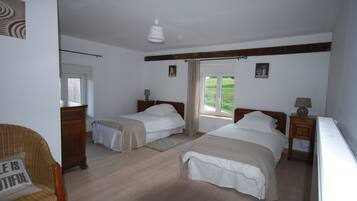 10 slaapkamers, een bureau, een strijkplank/strijkijzer, reisbedje