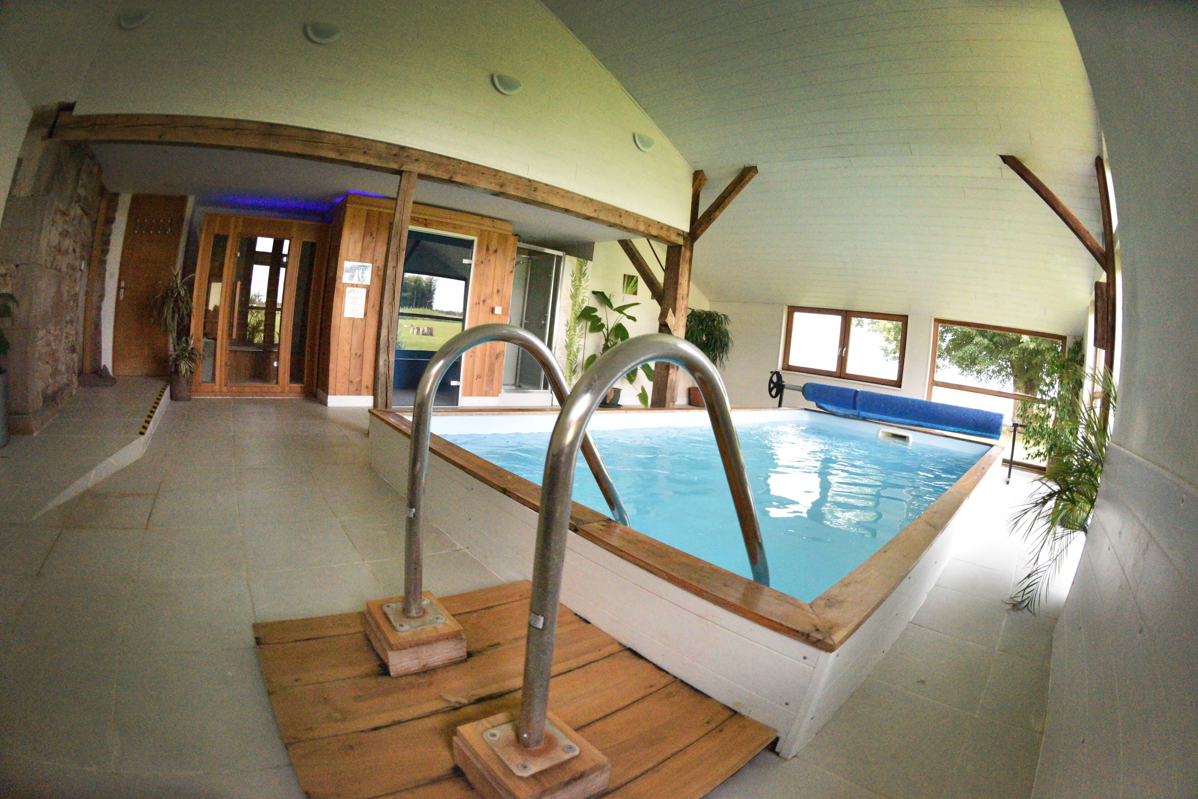 室内游泳池，恒温泳池