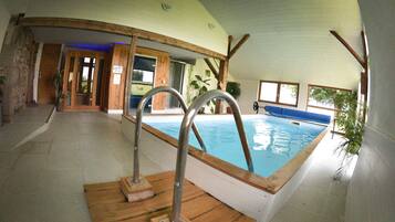 Een binnenzwembad en een verwarmd zwembad