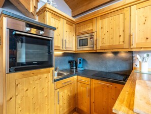 Fridge, microwave, oven, dishwasher - 3-bedroom chalet, view, parking, wifi (La Clusaz)