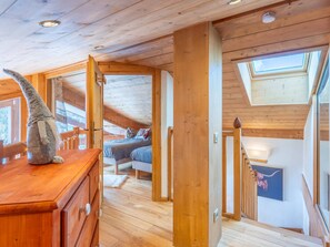 Interior - 3-bedroom chalet, view, parking, wifi (La Clusaz)