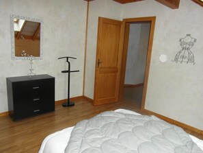 4 chambres, fer et planche à repasser, lit parapluie, Wi-Fi gratuit