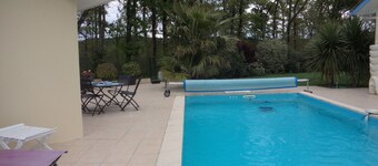 T2 huoneisto uima-altaalla