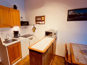 Kylskåp, mikrovågsugn, ugn och diskmaskin