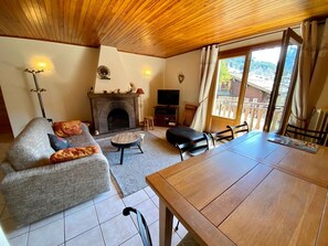 TV, fireplace - 3-room apartment with balcony, fireplace, and Wifi in La Clusaz (La Clusaz)
