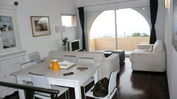 Televisie, een stereo en een kantoor