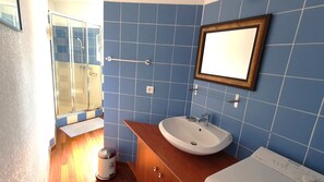 Dusche, Haartrockner, Bidet, Handtücher