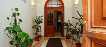 Piazza di Spagna, Fontana di Trevi, Colosseo all by feet ! 
