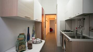 Køleskab, mikrobølgeovn, ovn, kogeplade