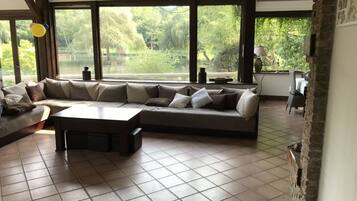 Una televisión, una chimenea, un futbolín, una mesa de tenis de mesa