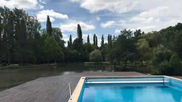 Una piscina al aire libre