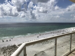 A beach with umbrellas and people. - 𝔾𝕦𝕝𝕗𝔽𝕣𝕠𝕟𝕥 𝑬𝒎𝒆   𝒓𝒂𝒍𝒅 𝑰𝒔𝒍𝒆 9th Floor Stocked & Stellar Reviews! (Unknown)