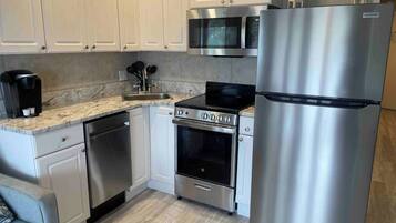 Frigorifero, microonde, forno, piano cottura